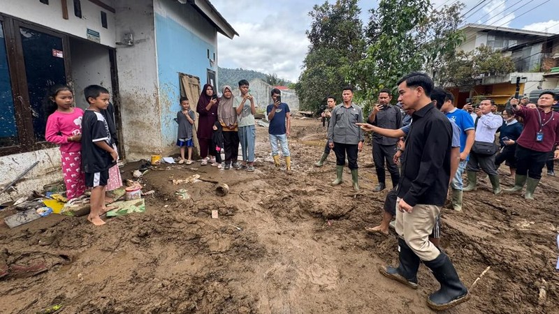 Wakil Presiden (Wapres) Gibran Rakabuming mengunjungi lokasi terdampak bencana di Solok, Sumatera Barat. (Dok Setwapres RI)