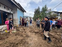 Wakil Presiden (Wapres) Gibran Rakabuming mengunjungi lokasi terdampak bencana banjir di Solok, Sumatera Barat. (Dok Setwapres RI)