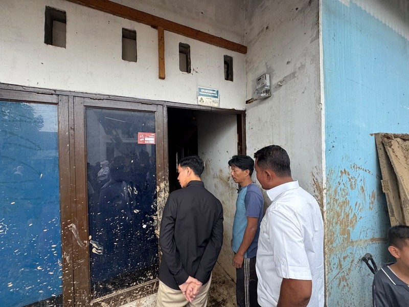 Wakil Presiden (Wapres) Gibran Rakabuming mengunjungi lokasi terdampak bencana di Solok, Sumatera Barat. (Dok Setwapres RI)
