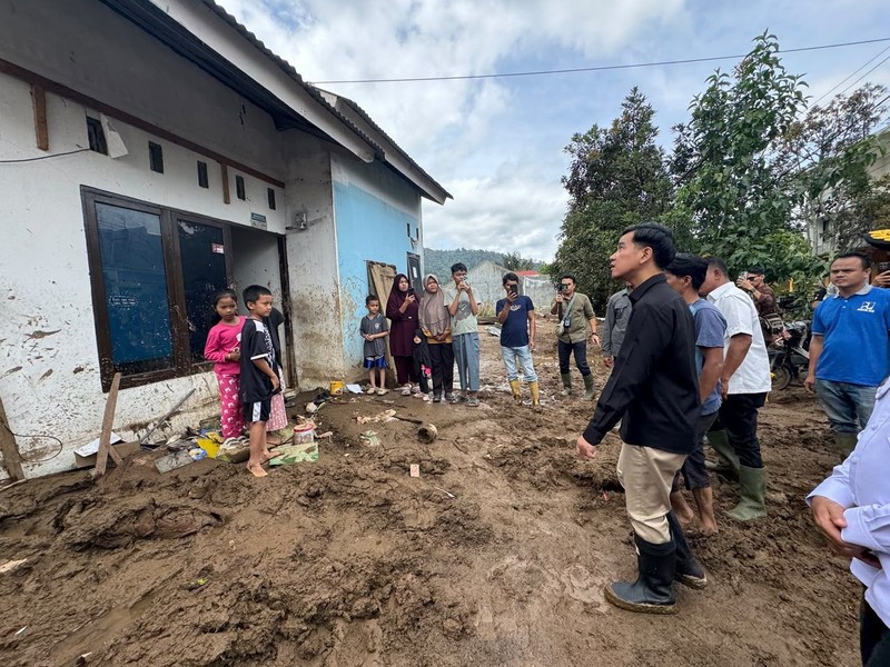 Wakil Presiden (Wapres) Gibran Rakabuming mengunjungi lokasi terdampak bencana di Solok, Sumatera Barat. (Dok Setwapres RI)
