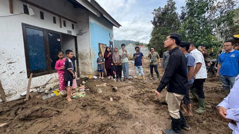 Wakil Presiden (Wapres) Gibran Rakabuming mengunjungi lokasi terdampak bencana di Solok, Sumatera Barat. (Dok Setwapres RI)