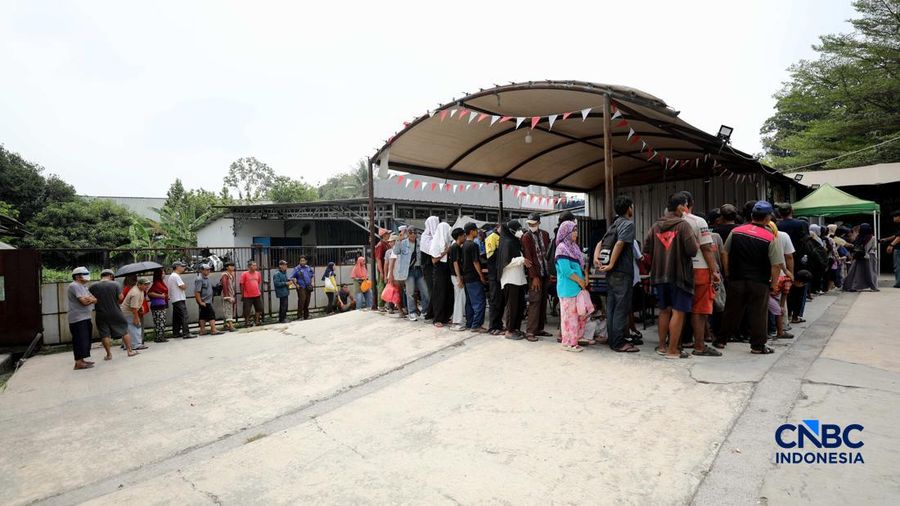 Warga mengantre untuk mendapatkanmakanan gratis di Warung Makan Gratis Kota Depok, Jalan Raya Jakarta-Bogor,Depok,Jawa Barat, Jumat (25/9/2026). (CNBC Indonesia/Tri Susilo)