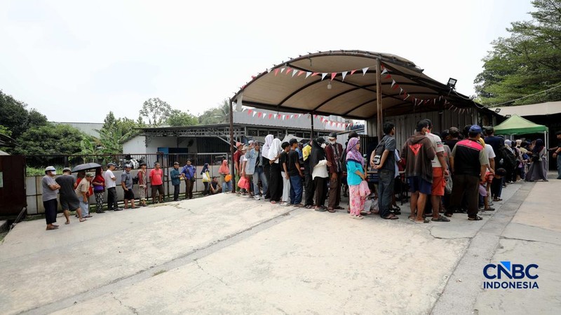 Warga mengantre untuk mendapatkanmakanan gratis di Warung Makan Gratis Kota Depok, Jalan Raya Jakarta-Bogor,Depok,Jawa Barat, Jumat (25/9/2026). (CNBC Indonesia/Tri Susilo)