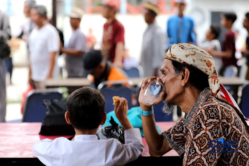 Warga mengantre untuk mendapatkan makanan gratis di Warung Makan Gratis Kota Depok, Jalan Raya Jakarta-Bogor, Depok, Jawa Barat, Jumat (25/9/2026). (CNBC Indonesia/Tri Susilo)