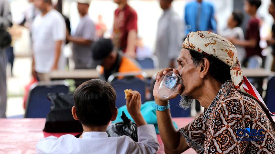 Warga mengantre untuk mendapatkanmakanan gratis di Warung Makan Gratis Kota Depok, Jalan Raya Jakarta-Bogor,Depok,Jawa Barat, Jumat (25/9/2026). (CNBC Indonesia/Tri Susilo)
