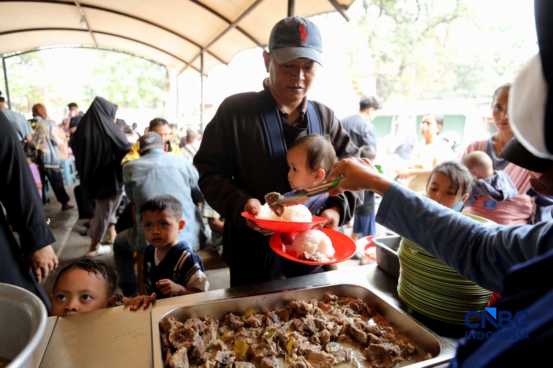 Warga mengantre untuk mendapatkan makanan gratis di Warung Makan Gratis Kota Depok, Jalan Raya Jakarta-Bogor, Depok, Jawa Barat, Jumat (25/9/2026). (CNBC Indonesia/Tri Susilo)