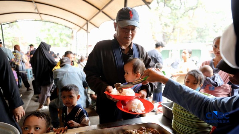Warga mengantre untuk mendapatkan makanan gratis di Warung Makan Gratis Kota Depok, Jalan Raya Jakarta-Bogor, Depok, Jawa Barat, Jumat (25/9/2026).