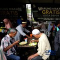 Warga mengantre untuk mendapatkanmakanan gratis di Warung Makan Gratis Kota Depok, Jalan Raya Jakarta-Bogor,Depok,Jawa Barat, Jumat (25/9/2026). (CNBC Indonesia/Tri Susilo)