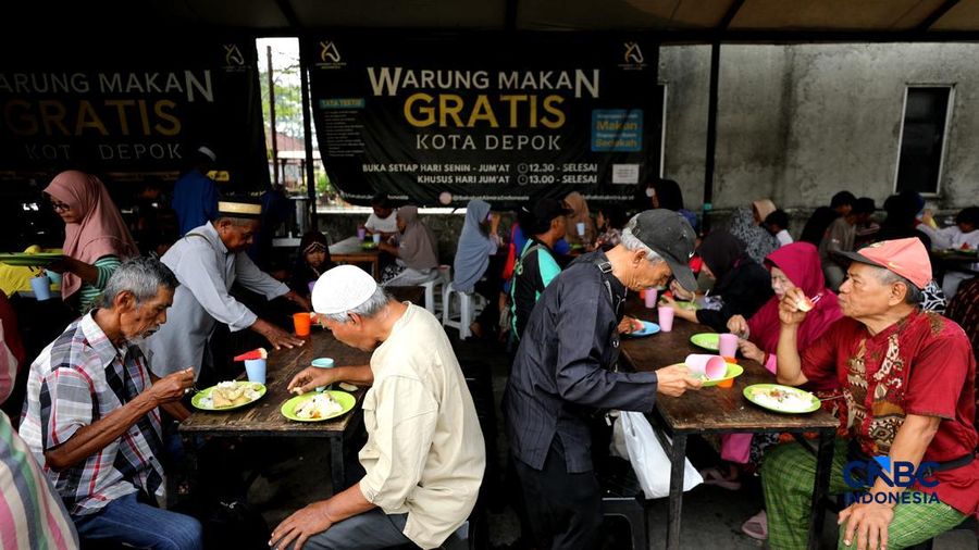 Warga mengantre untuk mendapatkan makanan gratis di Warung Makan Gratis Kota Depok, Jalan Raya Jakarta-Bogor, Depok, Jawa Barat, Jumat (25/9/2026).