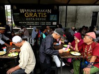 Warga mengantre untuk mendapatkanmakanan gratis di Warung Makan Gratis Kota Depok, Jalan Raya Jakarta-Bogor,Depok,Jawa Barat, Jumat (25/9/2026). (CNBC Indonesia/Tri Susilo)