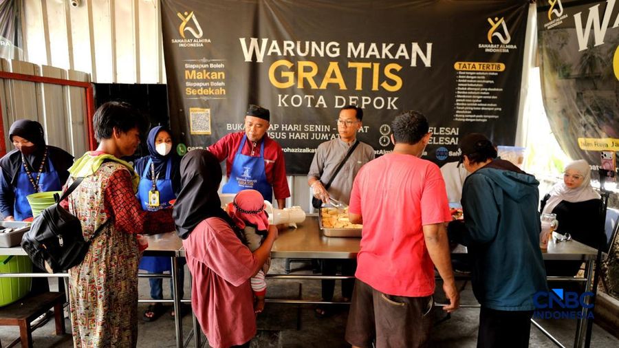 Warga mengantre untuk mendapatkan makanan gratis di Warung Makan Gratis Kota Depok, Jalan Raya Jakarta-Bogor, Depok, Jawa Barat, Jumat (25/9/2026).
