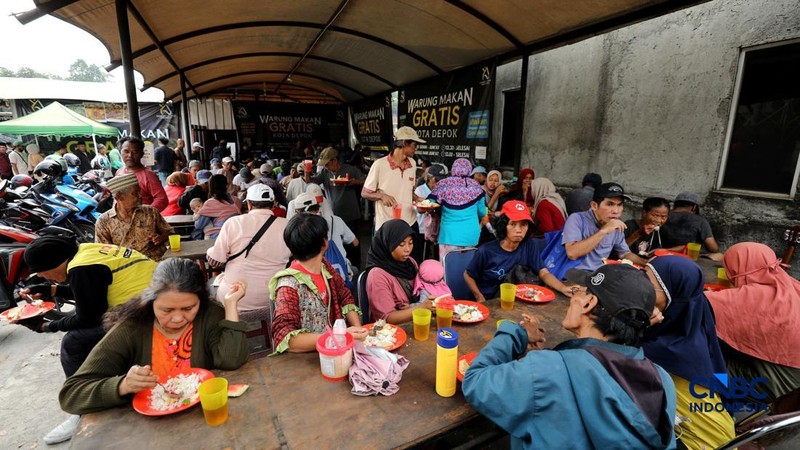 Warga mengantre untuk mendapatkan makanan gratis di Warung Makan Gratis Kota Depok, Jalan Raya Jakarta-Bogor, Depok, Jawa Barat, Jumat (25/9/2026).