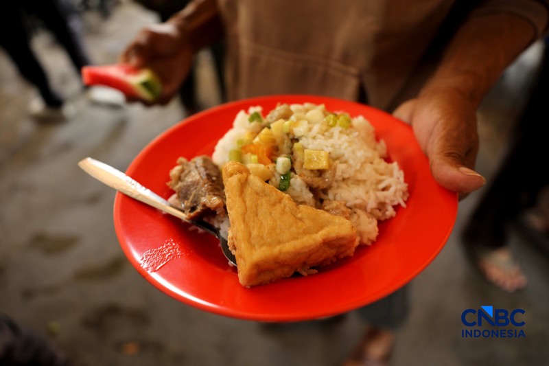 Warga mengantre untuk mendapatkan makanan gratis di Warung Makan Gratis Kota Depok, Jalan Raya Jakarta-Bogor, Depok, Jawa Barat, Jumat (25/9/2026). (CNBC Indonesia/Tri Susilo)