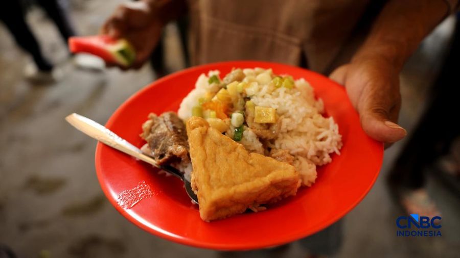 Warga mengantre untuk mendapatkan makanan gratis di Warung Makan Gratis Kota Depok, Jalan Raya Jakarta-Bogor, Depok, Jawa Barat, Jumat (25/9/2026).