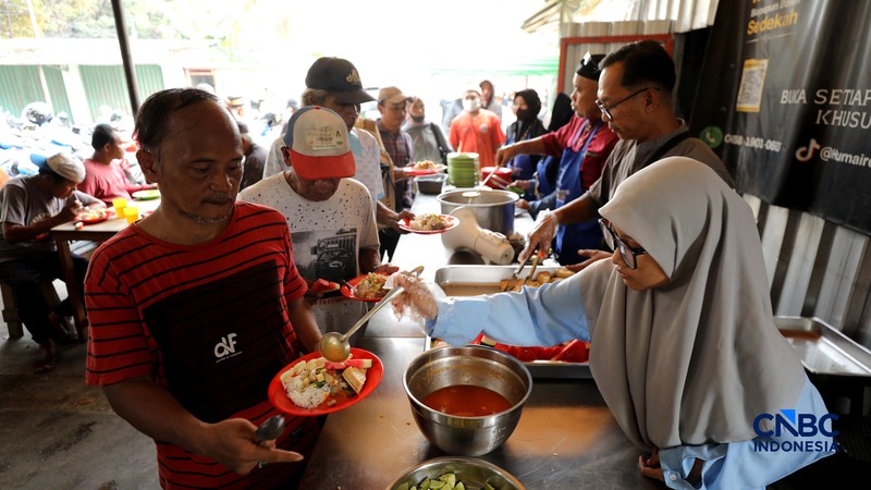 Warga mengantre untuk mendapatkan makanan gratis di Warung Makan Gratis Kota Depok, Jalan Raya Jakarta-Bogor, Depok, Jawa Barat, Jumat (25/9/2026). (CNBC Indonesia/Tri Susilo)