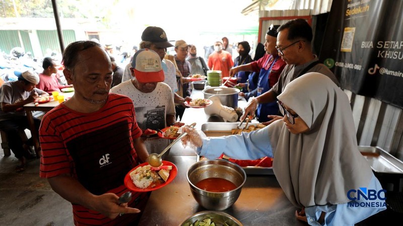 Warga mengantre untuk mendapatkan makanan gratis di Warung Makan Gratis Kota Depok, Jalan Raya Jakarta-Bogor, Depok, Jawa Barat, Jumat (25/9/2026).