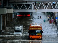 Vehicles move on a flooded street during heavy rain in Bangkok, Thailand, September 26, 2026. REUTERS/Patipat Janthong