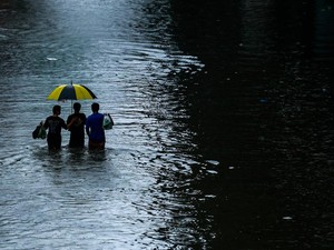 Sosok Mengerikan Muncul Saat Banjir Merendam Thailand