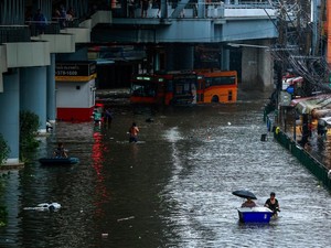 Nge-drift Pakai Jet Ski di Tengah Banjir, Pria Bangkok Ditangkap Polisi
