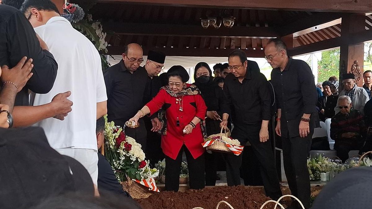 Momen Megawati-Sukmawati Tabur Bunga di Pusara Guruh Soekarnoputra — NadiKabar.com