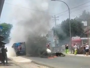Motor-Mobil Tabrakan dan Terbakar di Dekat SPBU Kedungpucang Purworejo