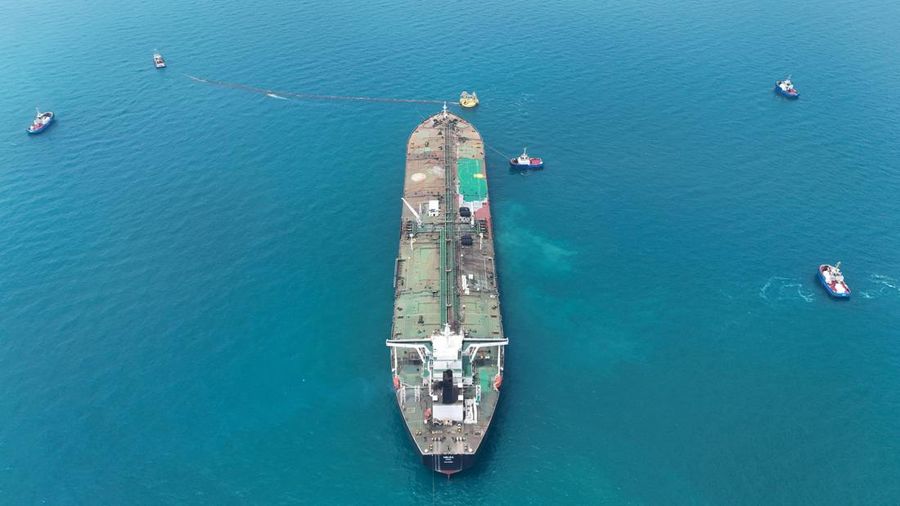 Pemandangan dari drone kapal tanker minyak HELGA yang berlabuh di salah satu terminal minyak lepas pantai selatan Irak dekat Basra, saat bersiap memuat minyak mentah, 24 April 2026. REUTERS/Mohammed Aty/File Photo
