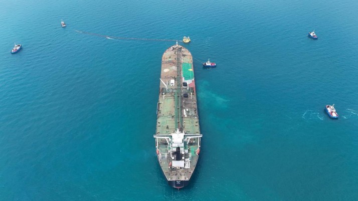 Pemandangan dari drone kapal tanker minyak HELGA yang berlabuh di salah satu terminal minyak lepas pantai selatan Irak dekat Basra, saat bersiap memuat minyak mentah, 24 April 2026. REUTERS/Mohammed Aty/File Photo