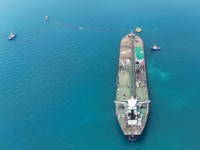 Pemandangan dari drone kapal tanker minyak HELGA yang berlabuh di salah satu terminal minyak lepas pantai selatan Irak dekat Basra, saat bersiap memuat minyak mentah, 24 April 2026. REUTERS/Mohammed Aty/File Photo