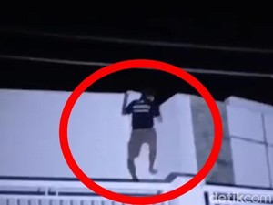 Aksi Pencuri Brankas Masjid Kabur Naik ke Atap Rumah Warga di Sulsel