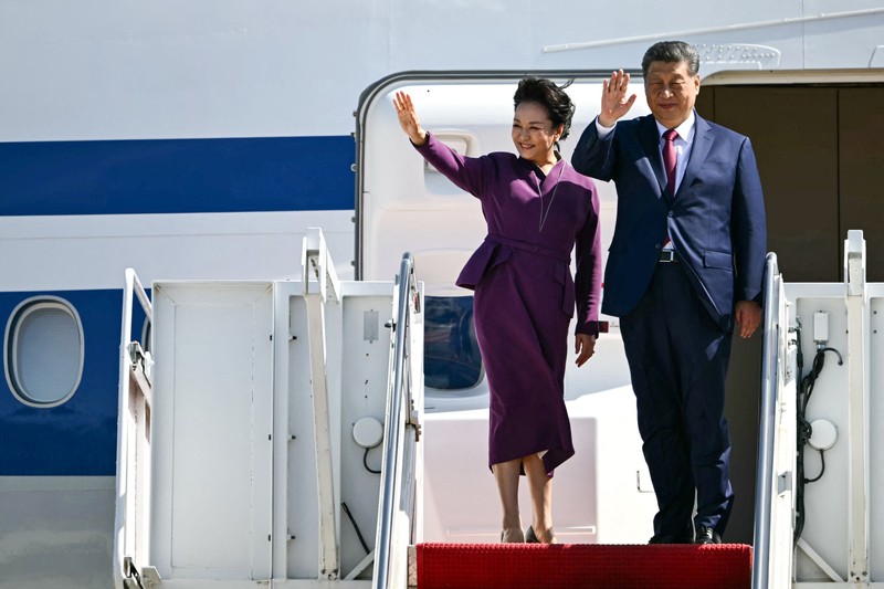 US President Donald Trump and Chinese President Xi Jinping shake hands alongside US first lady Melania Trump and Chinese President Xi Jinping's wife Peng Liyuan, after visiting the National Archives Museum in Washington, D.C., US, September 25, 2026. REUTERS/Kylie Cooper  REFILE - CORRECTING