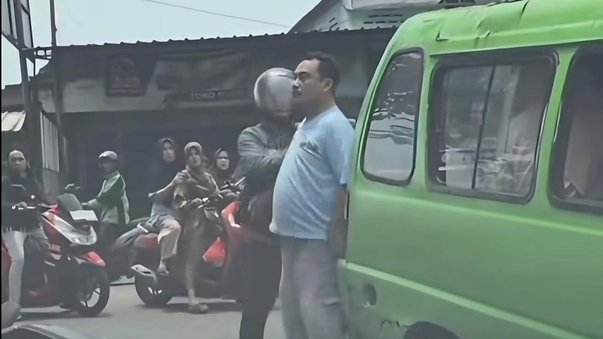 Viral Sopir Angkot Cekcok dengan Pemotor di Bogor, Motor Sampai Ditendang — NadiKabar.com