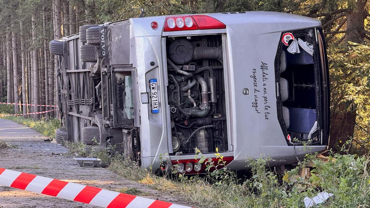 Kecelakaan Maut! Bus RombonganTerguling, 2 Orang Tewas