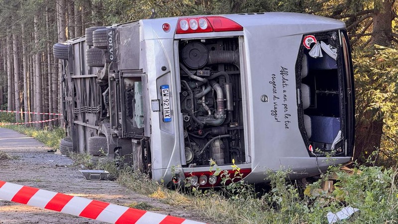 An overturned tour bus lies on the motorway A96 after a crash, killing two people and injuring several others, near Landsberg am Lech, Germany, September 27, 2026. REUTERS/Christine Uyanik     TPX IMAGES OF THE DAY