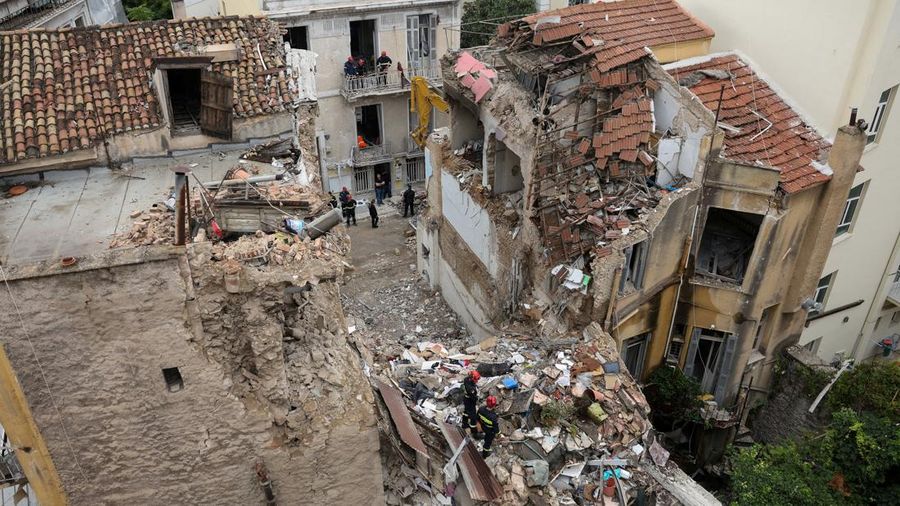 Sebuah bangunan yang sebagian runtuh akibat ledakan, dengan Akropolis di latar belakang di daerah Plaka, yang populer di kalangan wisatawan, di pusat Athena, Yunani, 26 September 2026. REUTERS/Stelios Misinas