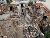 Sebuah bangunan yang sebagian runtuh akibat ledakan, dengan Akropolis di latar belakang di daerah Plaka, yang populer di kalangan wisatawan, di pusat Athena, Yunani, 26 September 2026. REUTERS/Stelios Misinas
