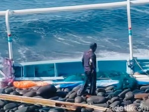 Jukung Nelayan di Seraya Terbalik Diterjang Ombak, Hasil Tangkapan Ludes