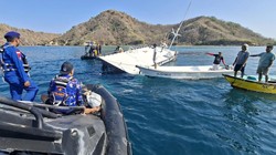 Video Evakuasi Turis Asing-Kru Kapal Pinisi yang Tenggelam di Labuan Bajo