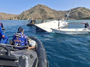 Video Evakuasi Turis Asing-Kru Kapal Pinisi yang Tenggelam di Labuan Bajo