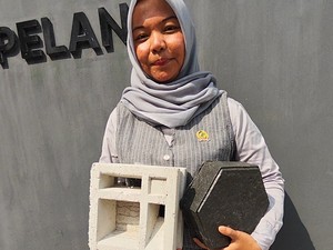Kisah KDMP Cipelang Sulap Sampah Plastik Jadi Paving Block
