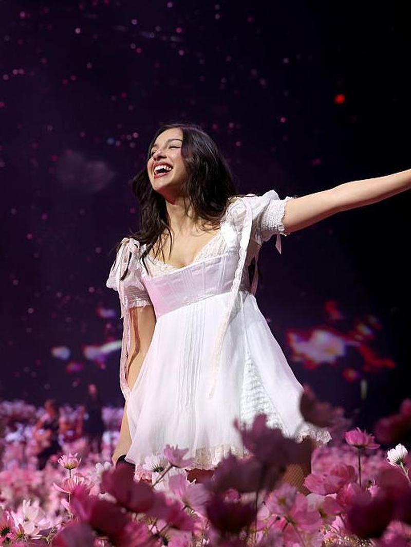 Viral Gaun Olivia Rodrigo Meleleh Kena Air saat Tampil di Atas Panggung