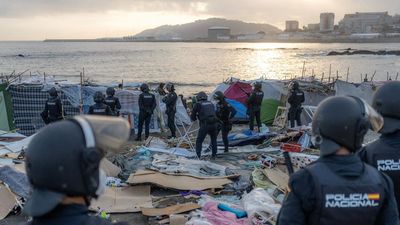 Polisi Spanyol Bongkar Kamp Migran di Pantai Benitez Ceuta