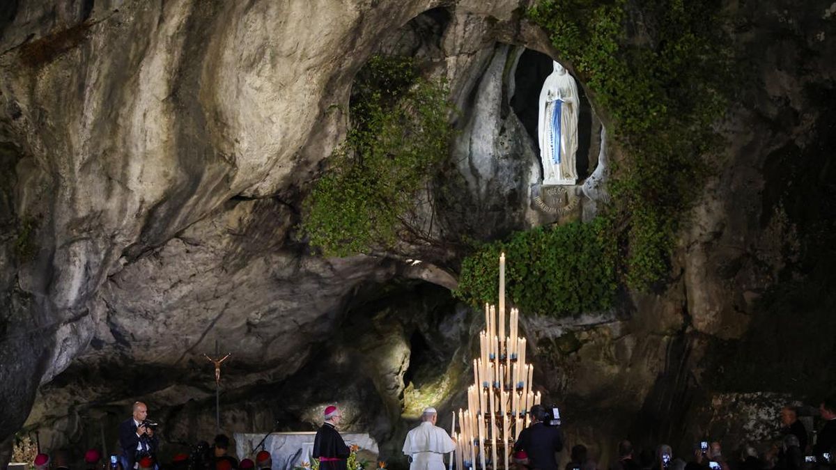 Ilustrasi berita Nasional: Paus Leo Berdoa di Gua Massabielle, Lourdes