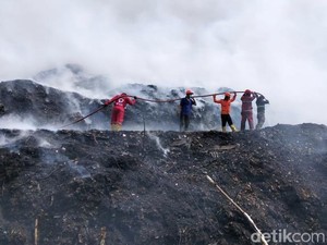 Kala Armada Tua Menghadapi Api Sampah Tua di Cikundul Sukabumi