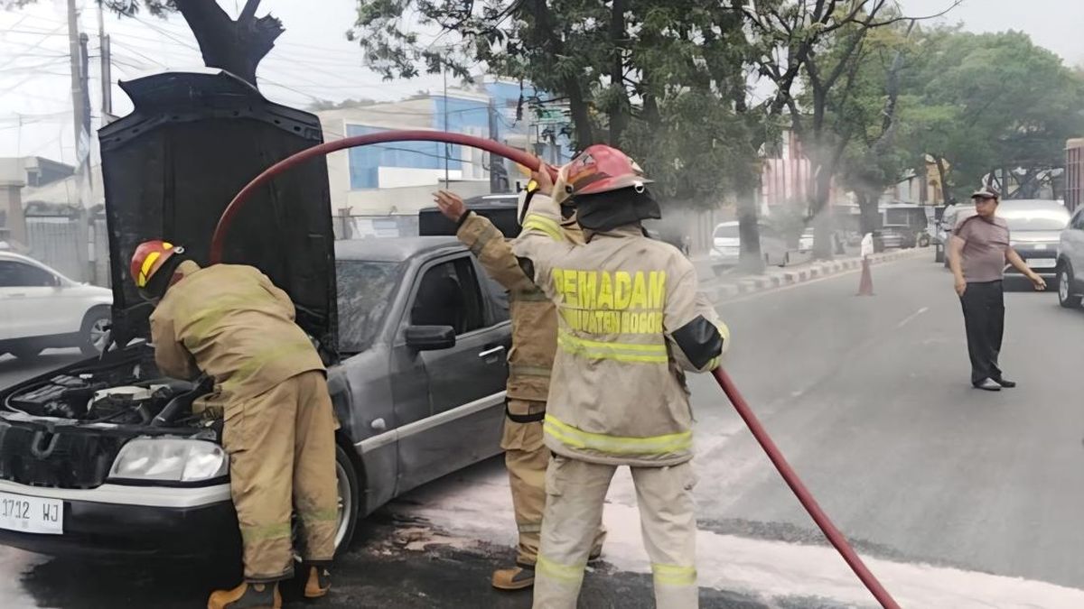 Sedan Terbakar Saat Hendak ke Bengkel di Bogor, Damkar Turun Tangan — NadiKabar.com