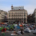 Para demonstran tidur dan berkumpul di sekitar tenda setelah mendirikan perkemahan di alun-alun Puerta del Sol sebagai protes terhadap krisis perumahan di Spanyol menyusul penggusuran paksa seorang wanita berusia 87 tahun dari apartemennya di Madrid,