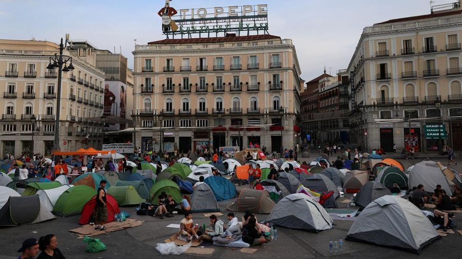 Para demonstran tidur dan berkumpul di sekitar tenda setelah mendirikan perkemahan di alun-alun Puerta del Sol sebagai protes terhadap krisis perumahan di Spanyol menyusul penggusuran paksa seorang wanita berusia 87 tahun dari apartemennya di Madrid,