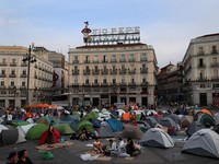 Para demonstran tidur dan berkumpul di sekitar tenda setelah mendirikan perkemahan di alun-alun Puerta del Sol sebagai protes terhadap krisis perumahan di Spanyol menyusul penggusuran paksa seorang wanita berusia 87 tahun dari apartemennya di Madrid,