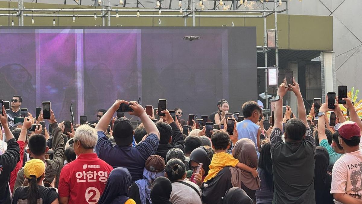 Ilustrasi berita Nasional: Ada Tari Daerah hingga Ayu Ting Ting, Warga Penuhi Jakarta Penuh Warna di CFD
