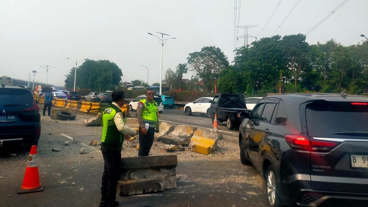 Diduga Sopir Microsleep, Truk Tabrak Beton di Tol Jagorawi — NadiKabar.com