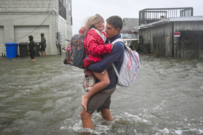 Badai Nor&rsquo;easter yang terjadi di luar musim menerjang kawasan timur laut Amerika Serikat (AS) dengan membawa angin kencang, hujan deras, dan gelombang besar, Minggu (27/9/2026). (REUTERS/Vincent Alban)